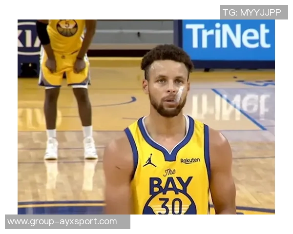 库里21分钟内狂砍31分31科尔笑容满面与其相视而笑 库里21分钟内狂砍31分31科尔笑容满面与其相视而笑