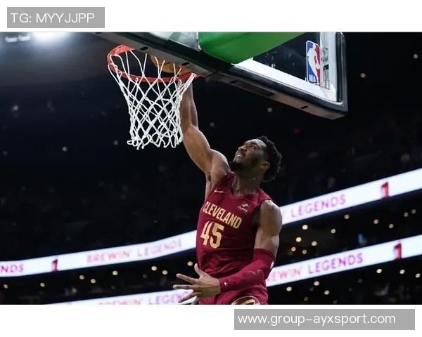 米切尔第三节伤退仅得15分2板2助球迷心痛不已遗憾难忍