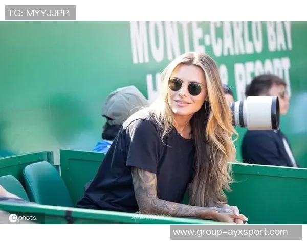 索汉女友观赛换新装引热议时尚造型再度吸引眼球