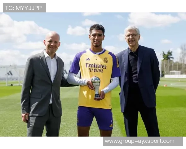 姆巴佩与贝林厄姆共同庆祝荣获FIFPRO最佳阵容奖杯合影留念 姆巴佩与贝林厄姆共同庆祝荣获FIFPRO最佳阵容奖杯合影留念